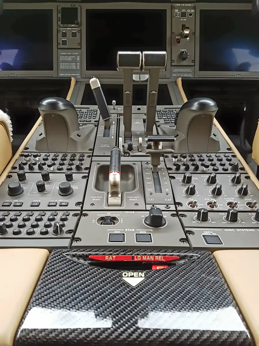 Throttle quadrant and centre console of a Bombardier Global flight deck.